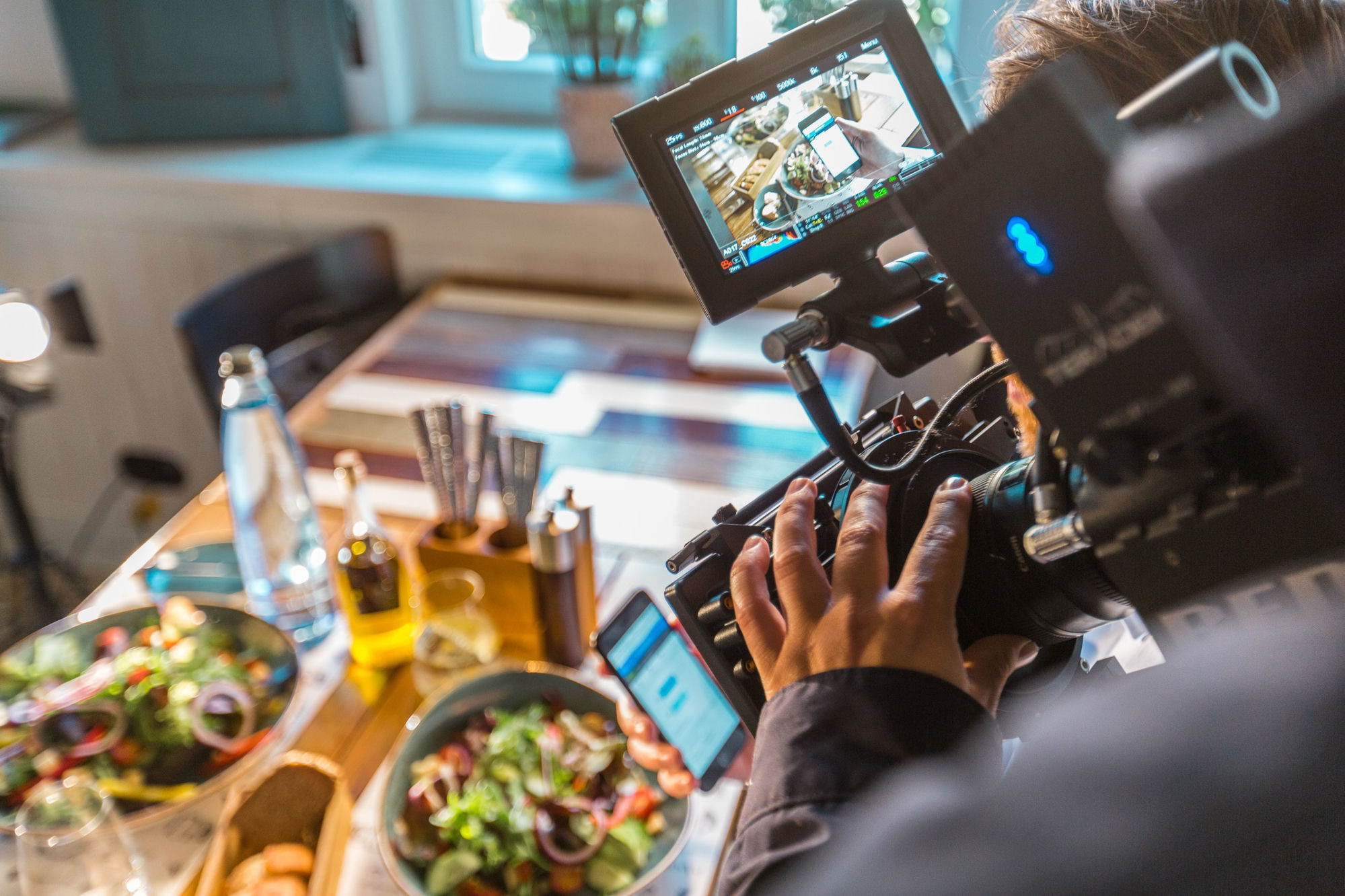 Videograf mit Cinema Kamera beim Food Filming