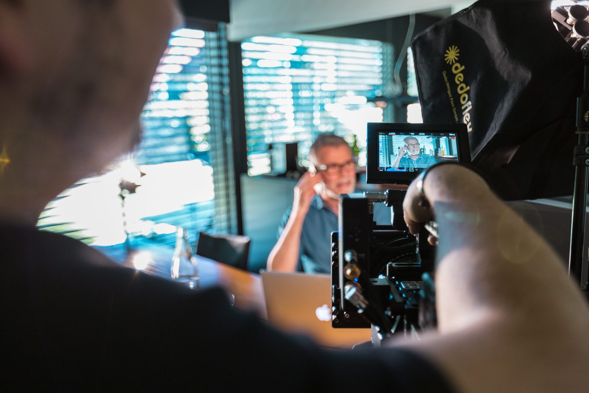 Behind the Scenes: Ruckelnde Stockvideos beheben: Flüssiges Abspielen für Webseiten